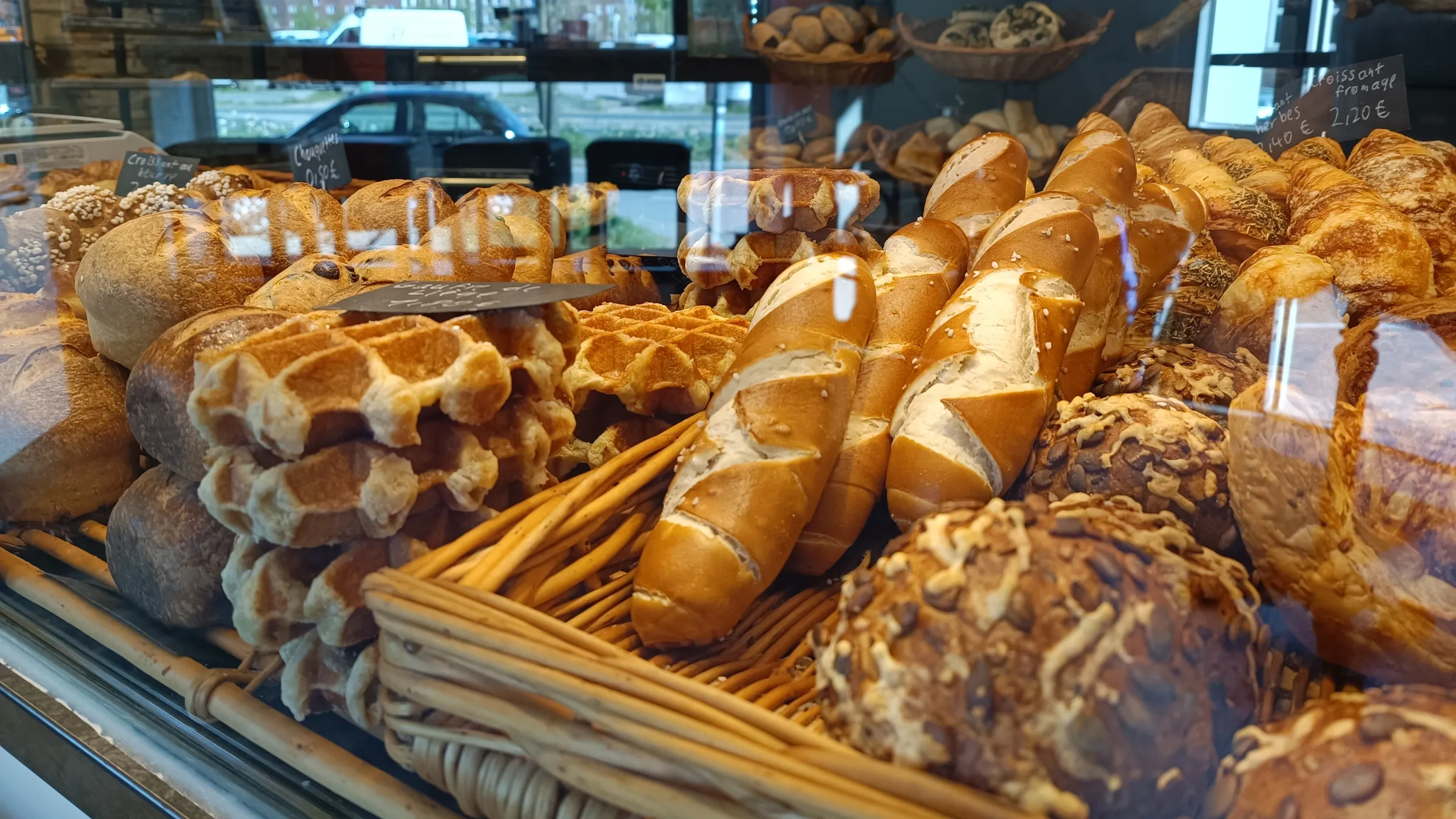 Brote und Baguettes in der Auslage in der Sternstraße