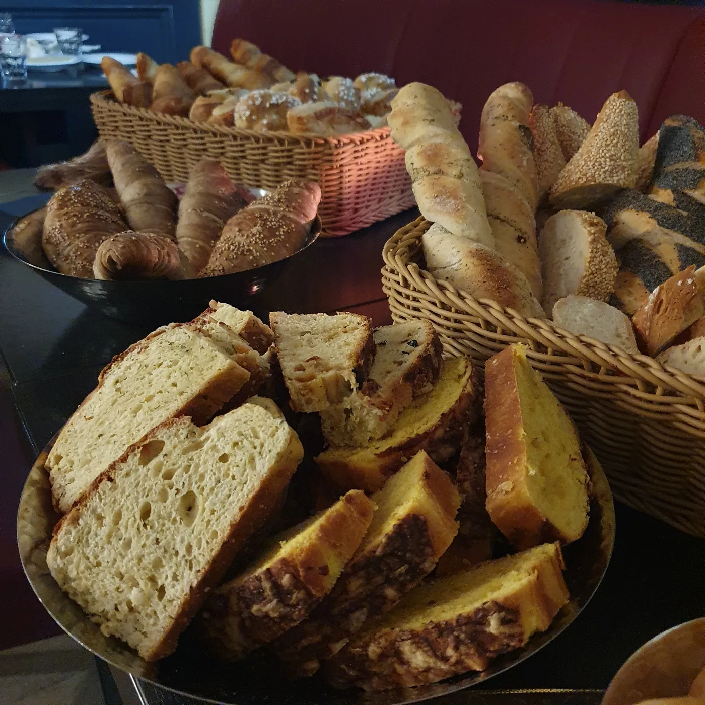 Brotkorb mit aufgeschnittenem Brot und Baguette auf dem Tisch