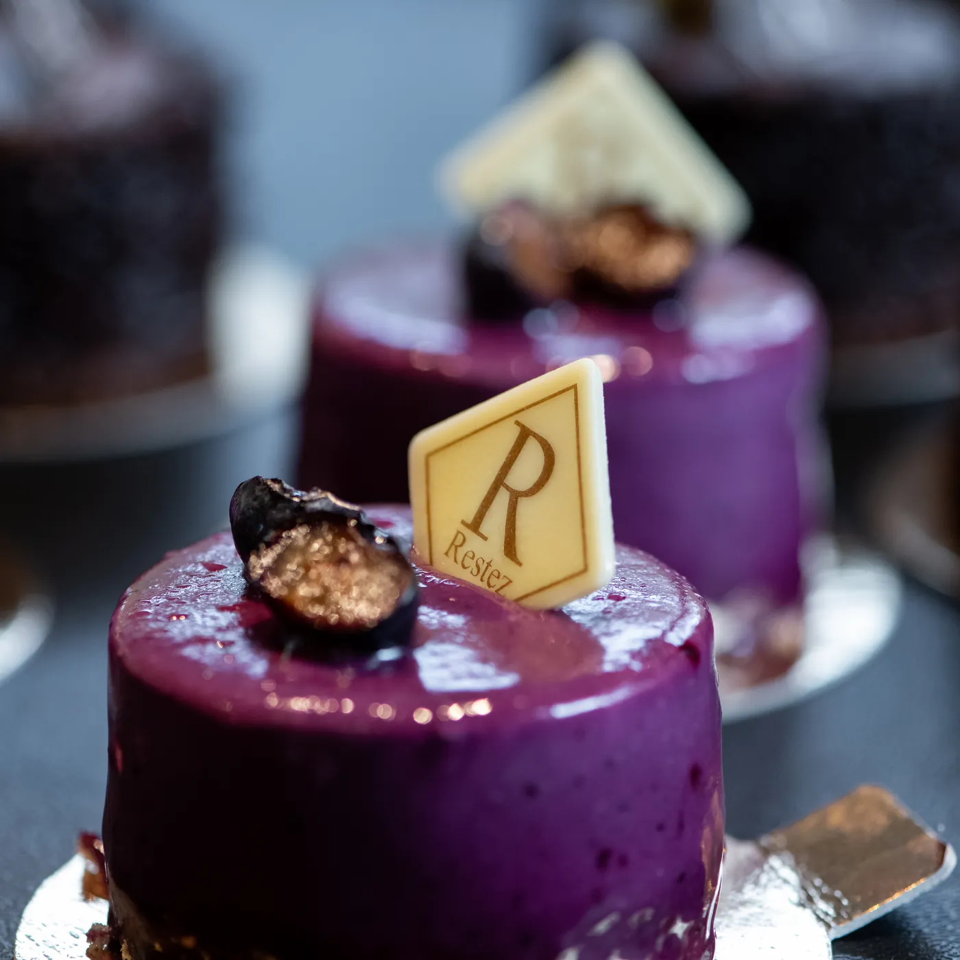 Violettes Entremet mit Feige und dem Restez-Zeichen