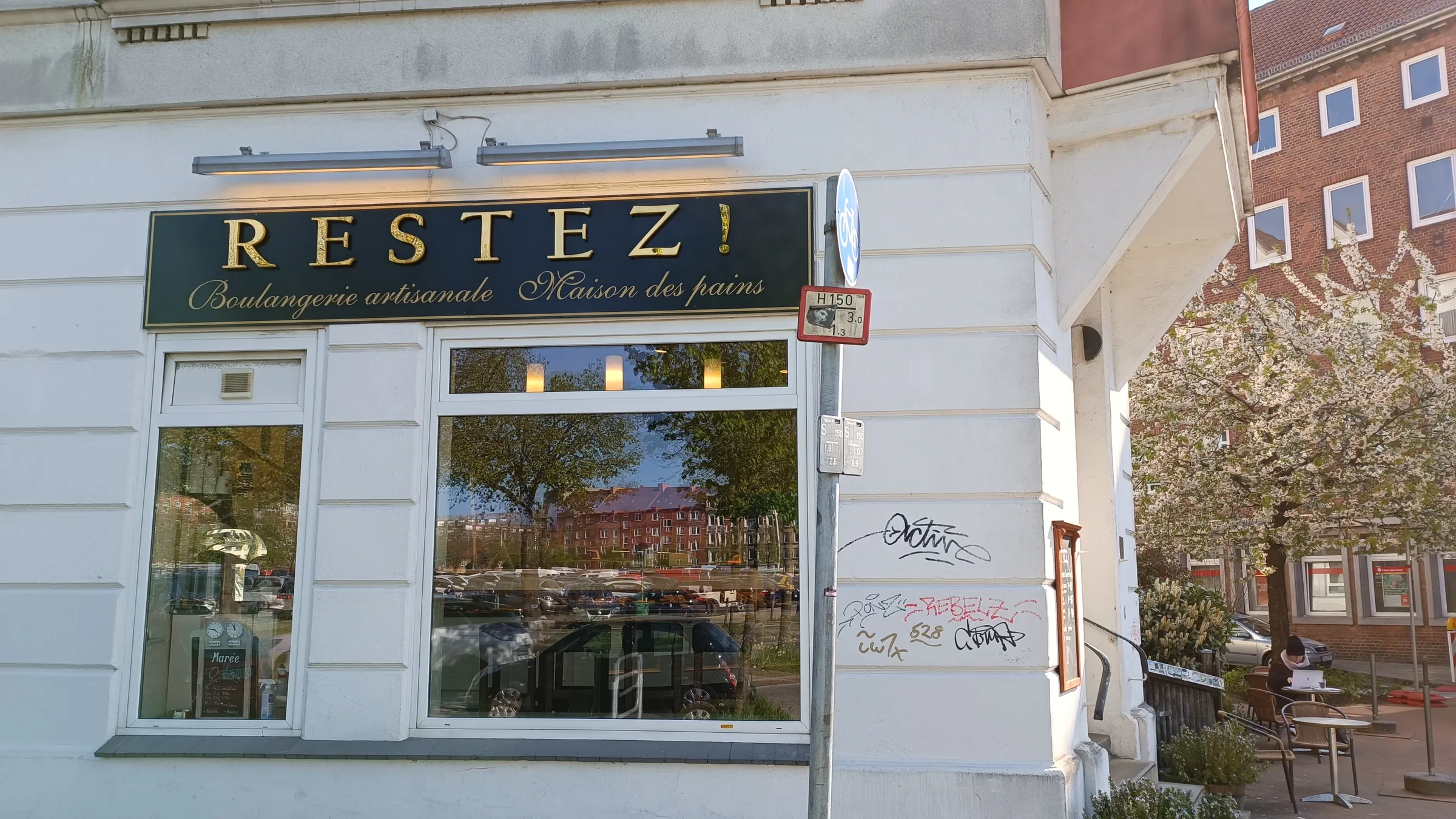 Ladenschild „Restez! Boulangerie artisanale · Maison des pains“ in der Sternstraße